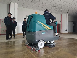 工厂保洁使用驾驶式洗地机