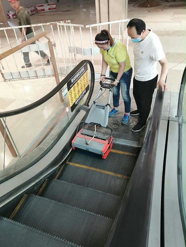 坦力扶梯清洗机服务于上海华铁