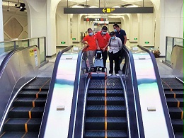 地铁通道自动扶梯清洗如何进行？